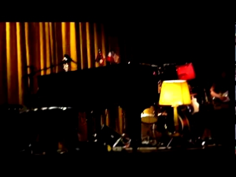 Видеоклип HUGH LAURIE OLYMPIA PARIS (0) Avant le concert.. Dr House is singing ! 11/07/2012