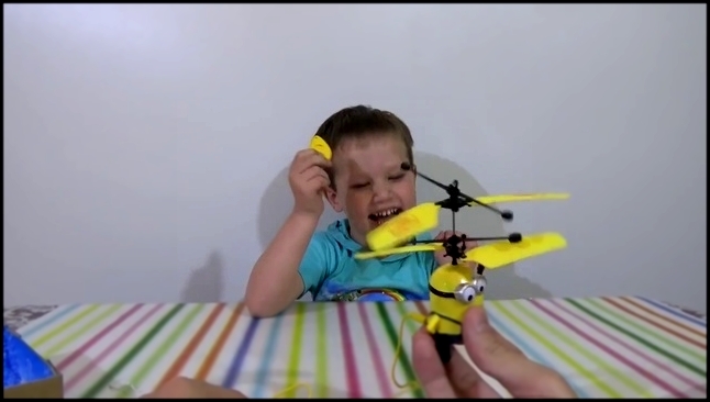 Видеоклип Летающий миньон распаковка игрушки запускаем Unboxing flying Minion boy run it on