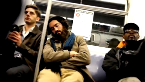 Видеоклип Как люди реагируют на то, что кто-то захочет поспать на их плече