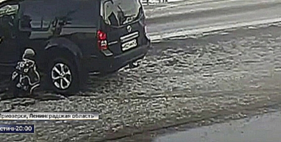 Видеоклип Бизнесмен наехал на ребенка: водитель сбил мальчика бампером и поставил на колени