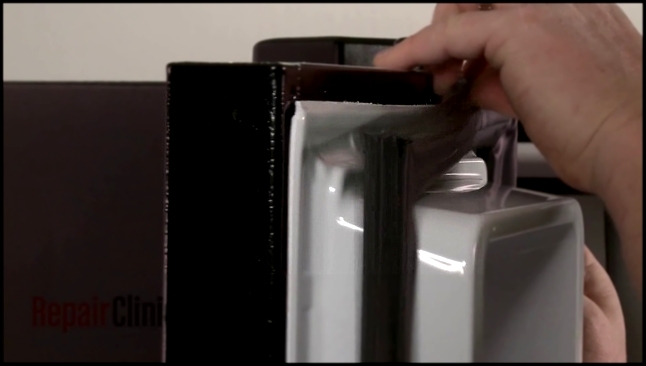Видеоклип Замена уплотнительной прокладки двери морозилки  в холодильнике Whirlpool (side-by-side)