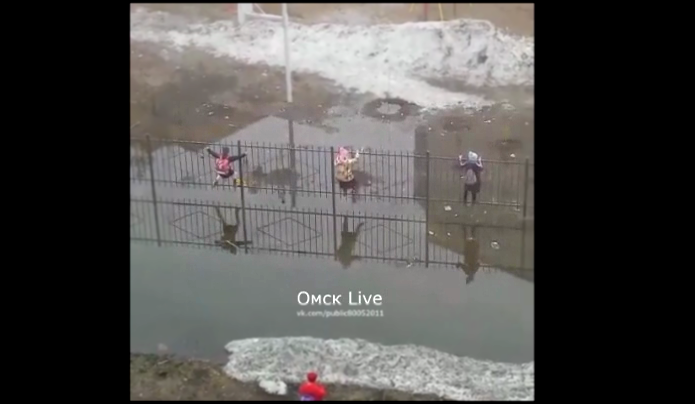 Видеоклип «Форт Боярд» по-омски: дети идут в школу, карабкаясь по забору