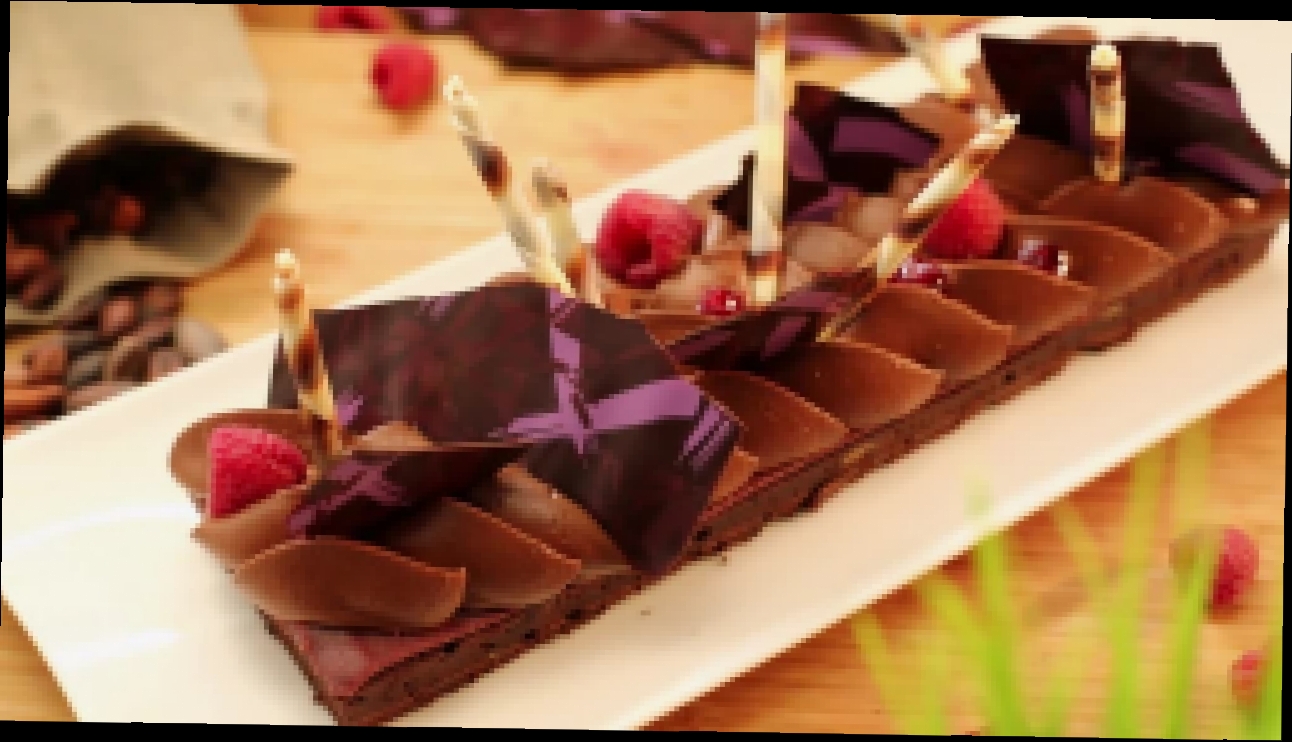 Видеоклип Рецепт шоколадного торта брауни с малиновым кремом ганаш