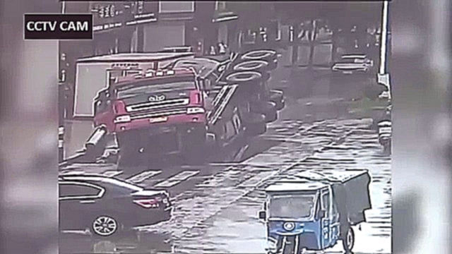 Видеоклип В Китае грузовик провалился в дорожную яму и развалился пополам