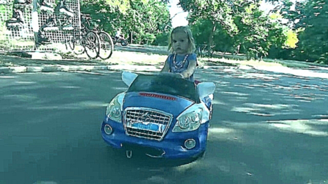 Видеоклип  ВЛОГ Катаемся на велосипедах и машинках в парке Одесса VLOG ride toy car and bicyles