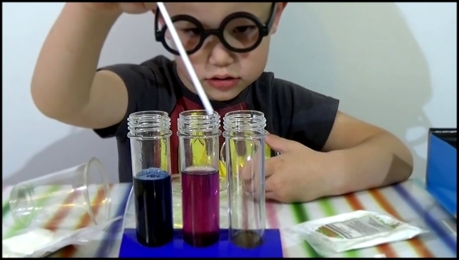Видеоклип Лаборатория красок эксперимент распаковка химичим Colours laboratory unboxing set