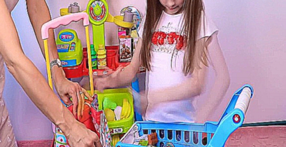 Видеоклип Девочка играет на кухне!Делает покупки в супермаркете.