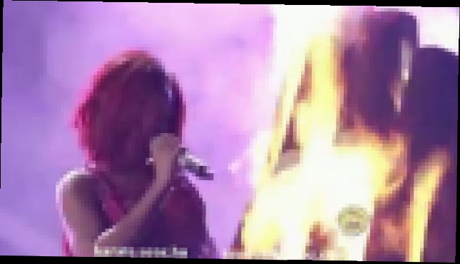 Видеоклип Rihanna & Drake-What's My Name (Live At The Grammy 2011)