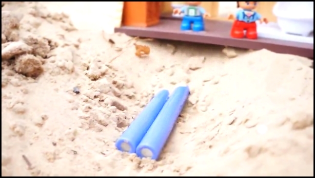 Видеоклип Видео для детей. Саша и Маша - трубопровод для дачи! Игры в песочнице.