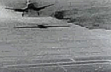 Видеоклип Самолет Corsair F4U роняет бомбу на палубу авианосца