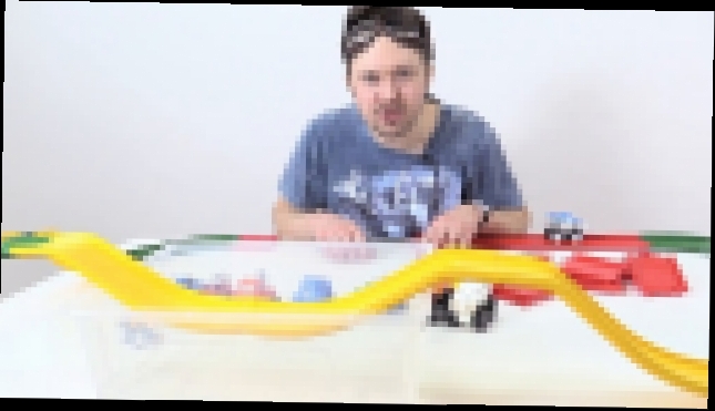 Видеоклип Видео для детей: Гараж Алекса и маленькие МАШИНКИ! Строим Гоночный трек. Гонки на машинах.
