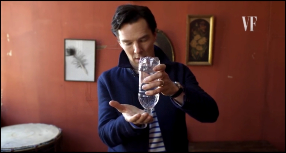 Видеоклип  Фокус с бутылкой воды от Бенедикта Камбербэтча