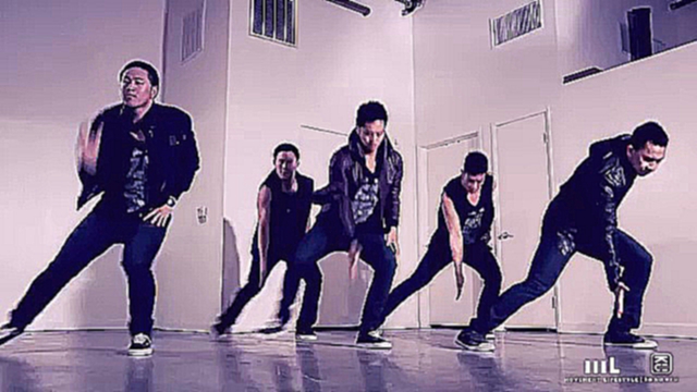 Видеоклип Команда мальчиков красиво танцует 