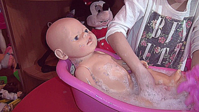 Видеоклип Купаем Baby born в маленькой ванне | VLOG | bathe baby born in the bath