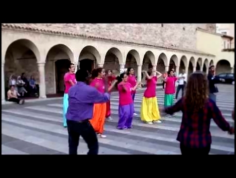 Видеоклип H2O Get Up And Boogie in the Piazza - Lower Piazza - Assisi