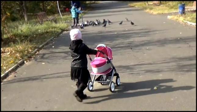 Видеоклип Коляска для кукол распаковываем собираем гуляем катаем котёнка Baby doll strolle