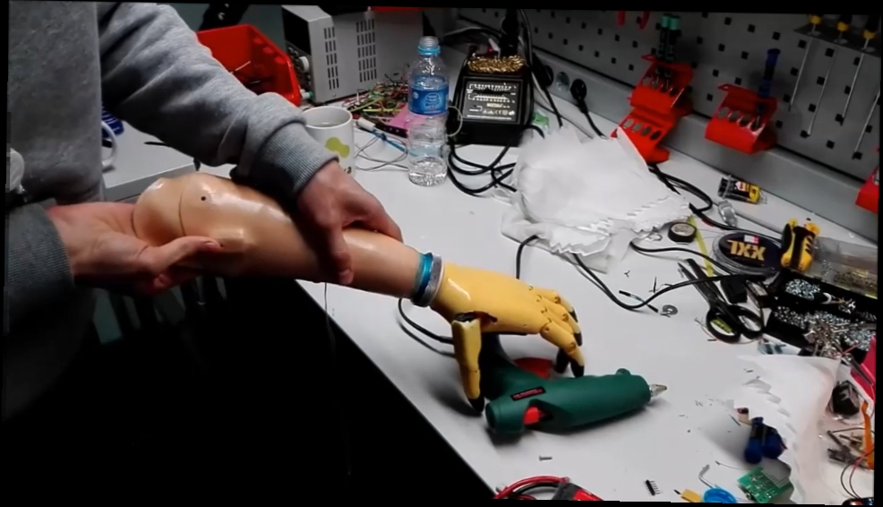 Видеоклип Испытания миоэлектрического протеза предплечья