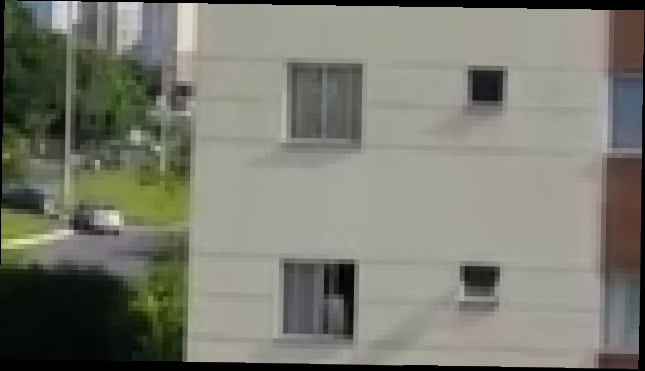Видеоклип Criança anda em parapeito de janela no Guará 2
