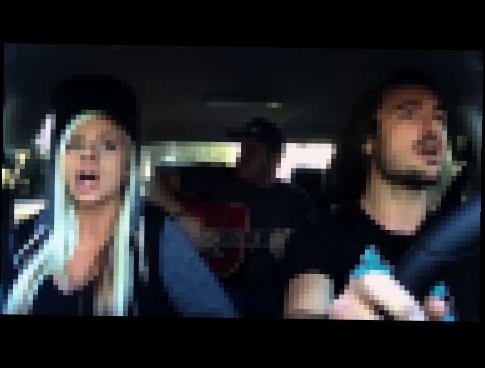Видеоклип Девушка классно поет в машине с парнями!
