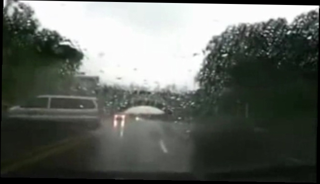 Видеоклип Автомобиль на мокрой дороге занесло и выкинуло на встречку