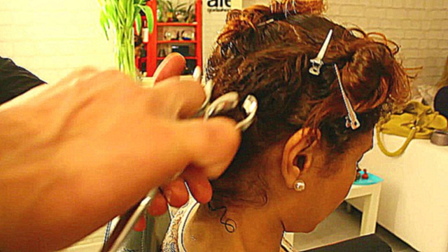Видеоклип Стрижка боб каре на кудрявые волосы.  Bob Haircut On Curly Hair. Style Workshop 