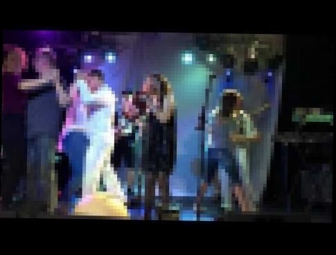 Видеоклип Кабаре-бэнд «Серебряная Свадьба» исполняет песню «Шалашик»