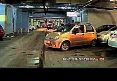 Видеоклип 20.01.2015 Девушка за рулем пытается развернуться на парковке
