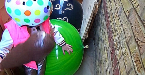 Видеоклип Шары с водой ЧЕЛЛЕНДЖ давим машиной Мальчики против Девочек Skittles Crush water balloons Challenge
