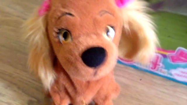 Видеоклип Интерактивная игрушка IMC Toys Собака Lucy , собака Люси 12 голосовых команд 