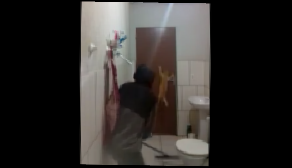 Видеоклип Парень попытался поймать крысу в ванной с помощью котейки, но тот сплоховал