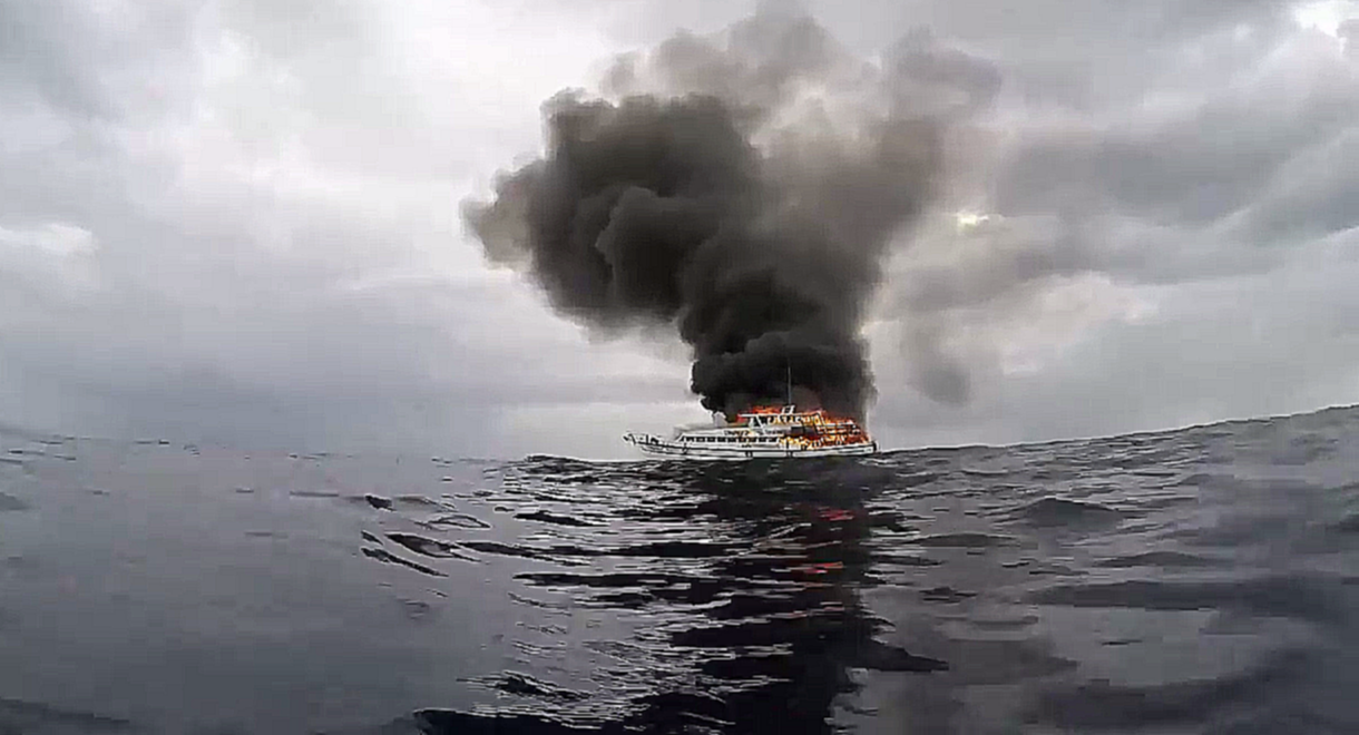 Видеоклип Российские туристы сняли на видео спасение с горящего катера в Таиланде
