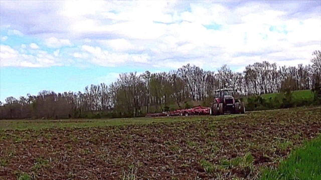 Видеоклип Versatile 280 со спареными колесами с бороной от Кун и оборудованием J&M на полях близ Холланда, шта