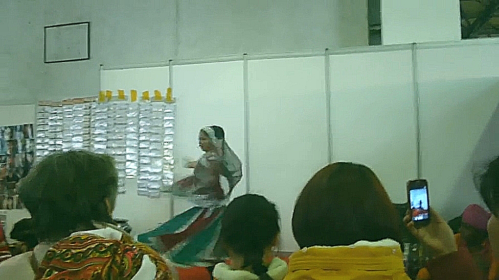 Видеоклип Танец Индийской девушки Узор на руке Заклинательница зеленой змейки 02 03 2015