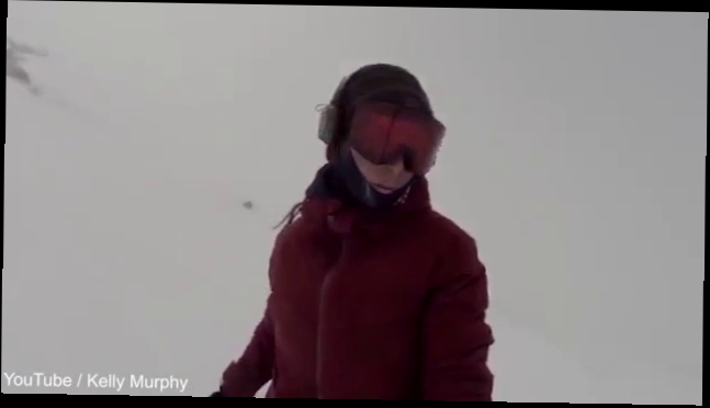 Видеоклип Сноубордистка не заметила гнавшегося за ней медведя