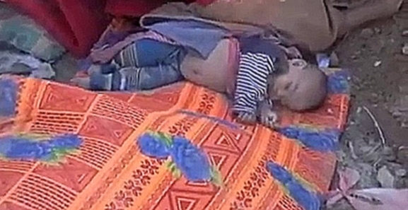 Видеоклип 1st Dec 2015,family of 7, inc 3 women and 4 children, buried in their home by Saudi airstrike 18+