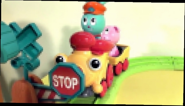 Видеоклип Паровозик с зайчиком Бани и Даник играют в железную дорогу - Train set Bunny Ouaps. Toy train