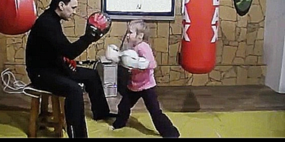 Видеоклип Девочка боксёр 5 лет, работа на лапах  Тренировка семьи Саадвакасс 