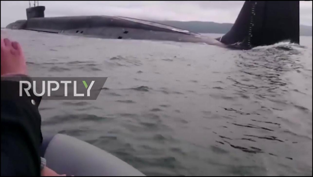 Видеоклип Реакция двух рыбаков на всплывшую перед ними подводную лодку