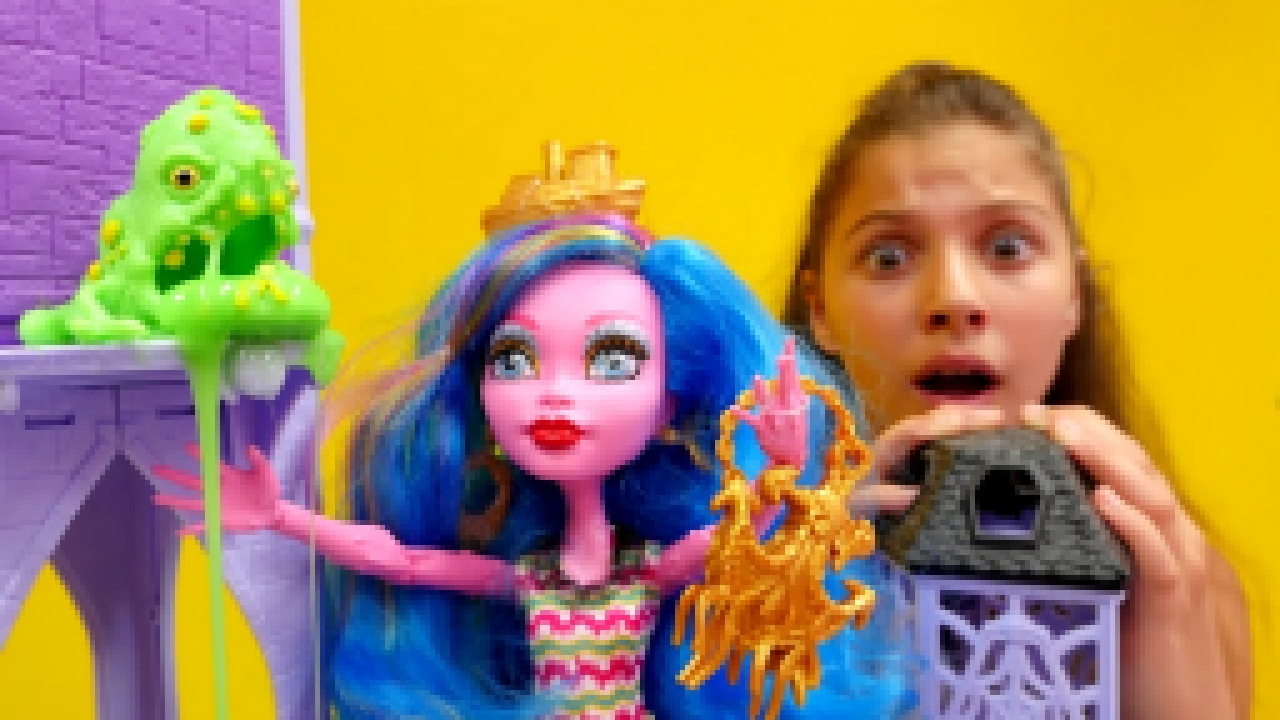 Видеоклип Видео для девочек #МонстерХай: #Гулиопа СПАСЛА школу от МОНСТРА слизи  Игры с куклами и подружками