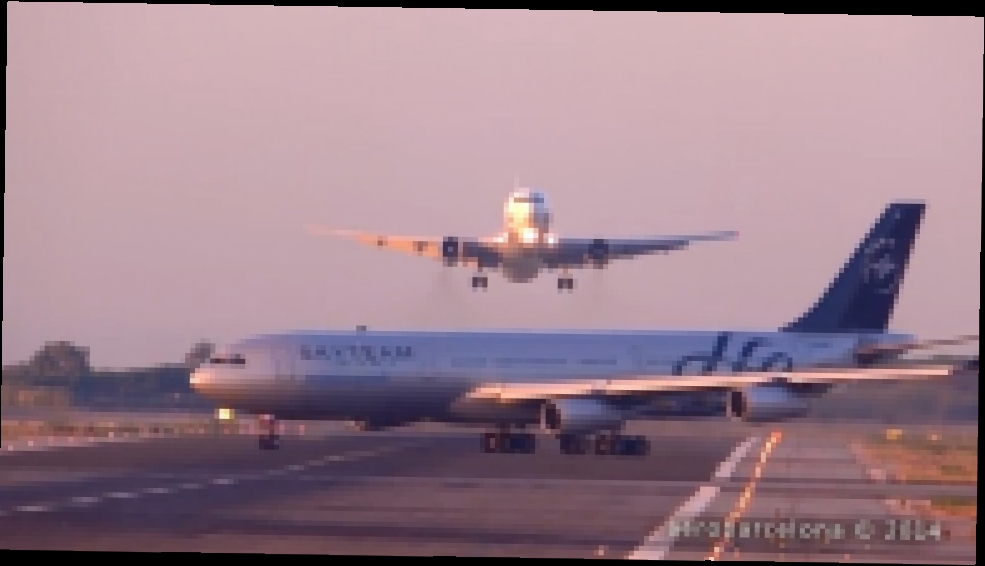 Видеоклип В аэропорту Барселоны российский авиалайнер едва не столкнулся с самолетом из Аргентины