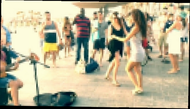 Видеоклип DESPACITO! ПРОХОЖИЕ ДЕВУШКИ И МУЗЫКАНТ ► Круто Станцевали Под Гитару Уличного Музыканта
