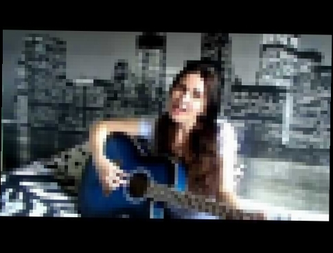 Видеоклип Красивая девушка очень красиво поёт под гитару!