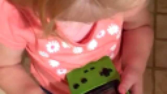 Видеоклип Маленькая девочка пробует играть в Game Boy