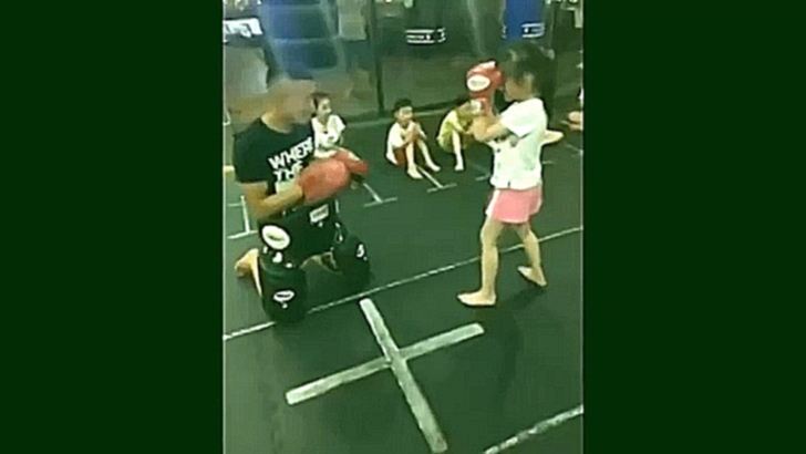 Видеоклип Тренировка маленькой девочки 