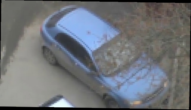 Видеоклип Девушка села в синюю машину, синяя машина во дворе на улице