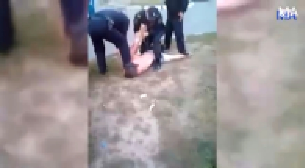 Видеоклип В Ижевске мужчина в одних трусах набросился с ножом на полицейского