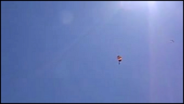 Видеоклип Жуткое падение парашютиста на 