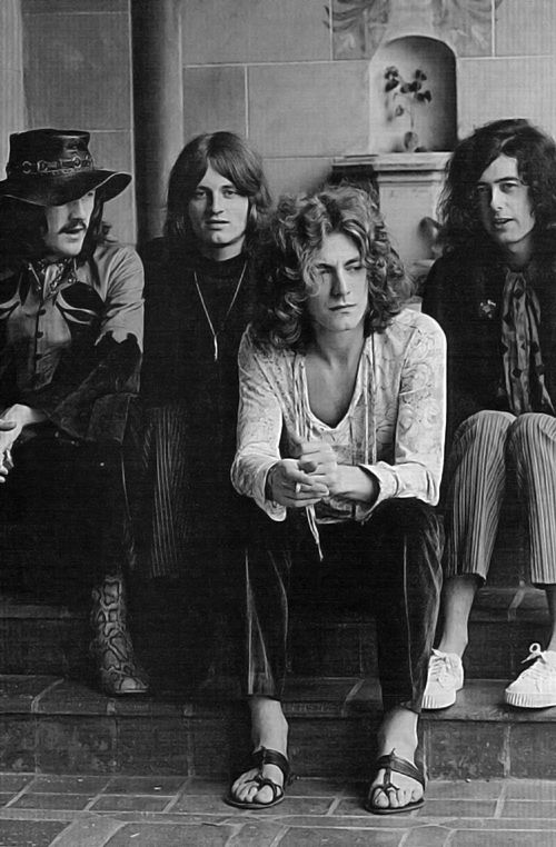 Stairway to heaven Лестница в небеса Леди с детства прельщал Благородный металл, И она об одном лишь мечтала, Как бы лестницу ей Раздобыть подлинней, Чтоб до самого неба достала. И слова на стене Ей понятны вполне, Но у слов есть второе значенье. А в к | Led Zeppelin