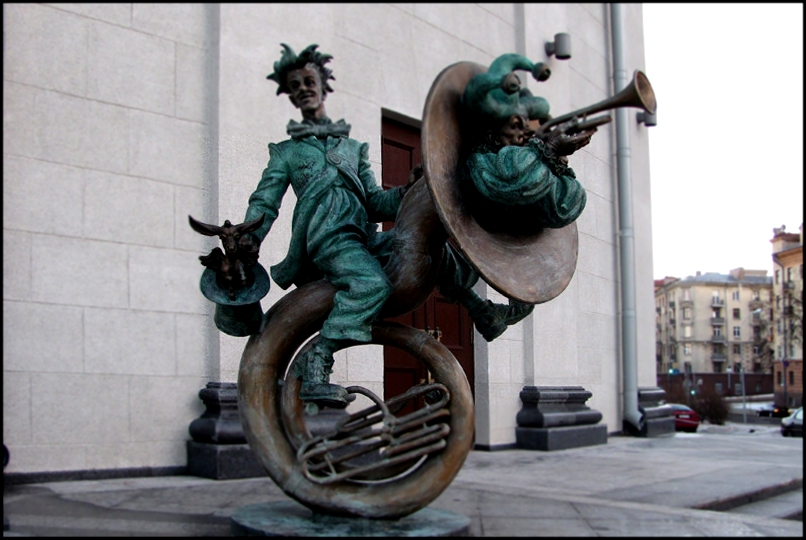 Скульптура Сергея Бондаренко «Клоуны-музыканты»