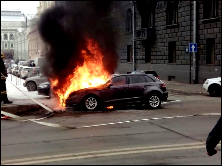 В Санкт-Петербурге у театра сгорела BMW жены